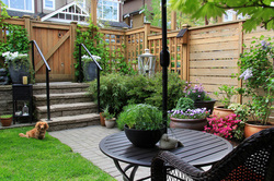 Garden with mixed fencing styles